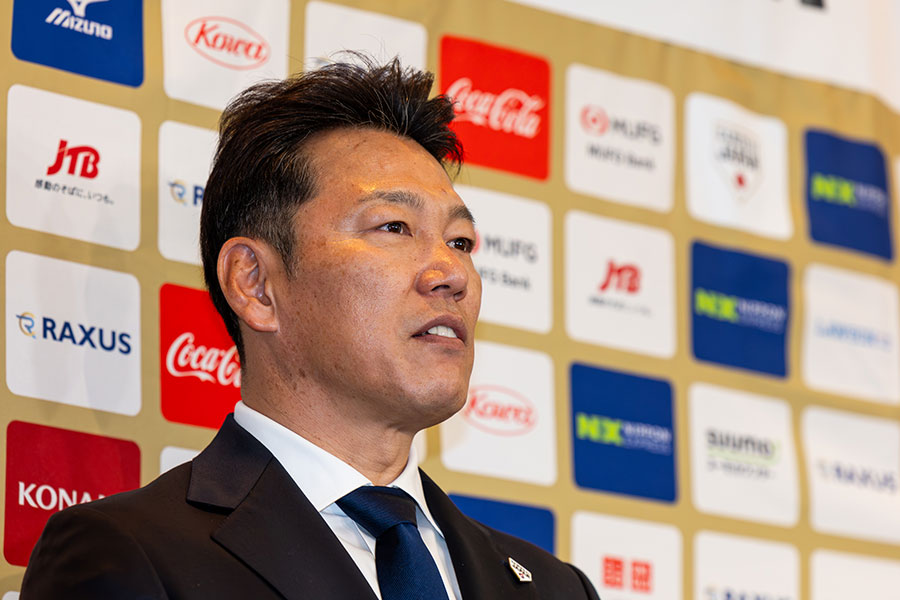 取材に応じた侍ジャパン・井端弘和監督【写真：加治屋友輝】