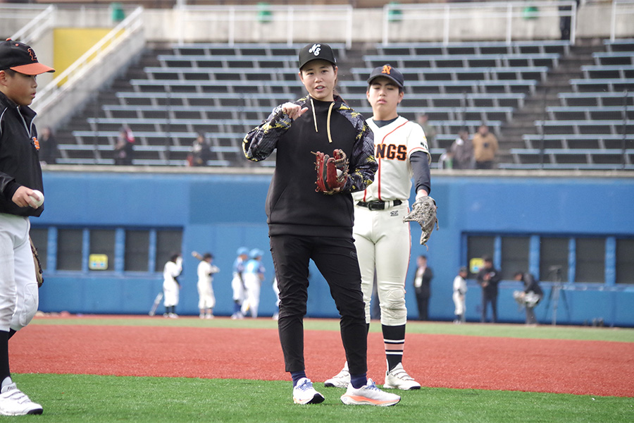 捕球・送球動作のコツを小学生に伝えた【写真：喜岡桜】