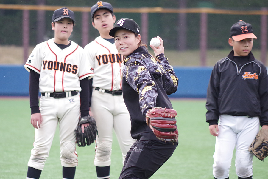 野球教室で講師を務めた茨城ゴールデンゴールズ・數田彩乃【写真：喜岡桜】