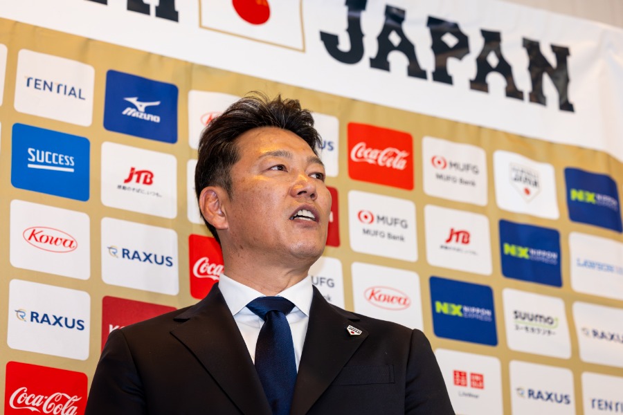 取材に応じた侍ジャパン・井端弘和監督【写真：加治屋友輝】