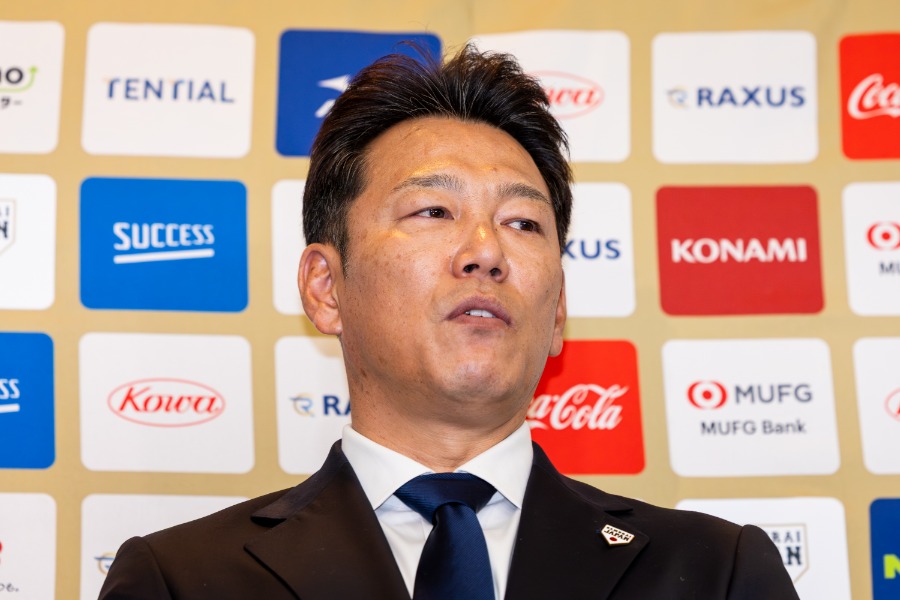 取材に応じた侍ジャパン・井端弘和監督【写真：加治屋友輝】