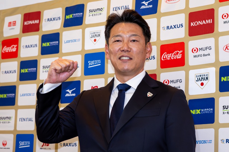 取材に応じた侍ジャパン・井端弘和監督【写真：加治屋友輝】