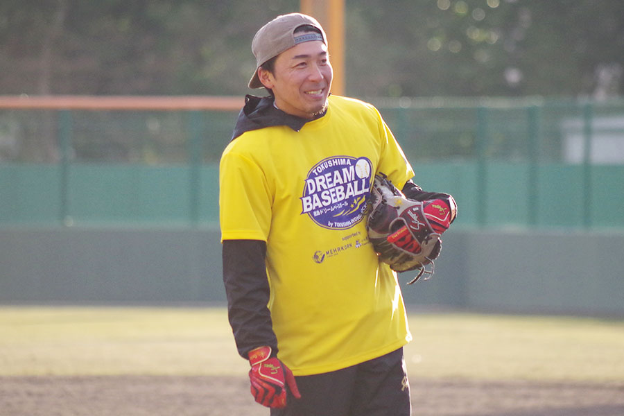 野球教室で選手を指導する増田【写真：喜岡桜】