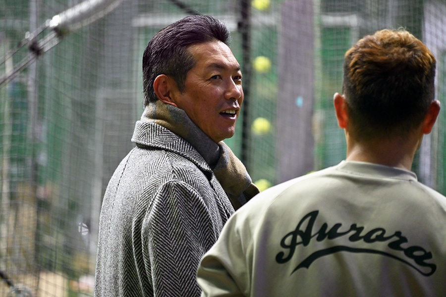 タマスタ筑後を訪れたソフトバンク・小久保裕紀監督（左）【写真：長濱幸治】