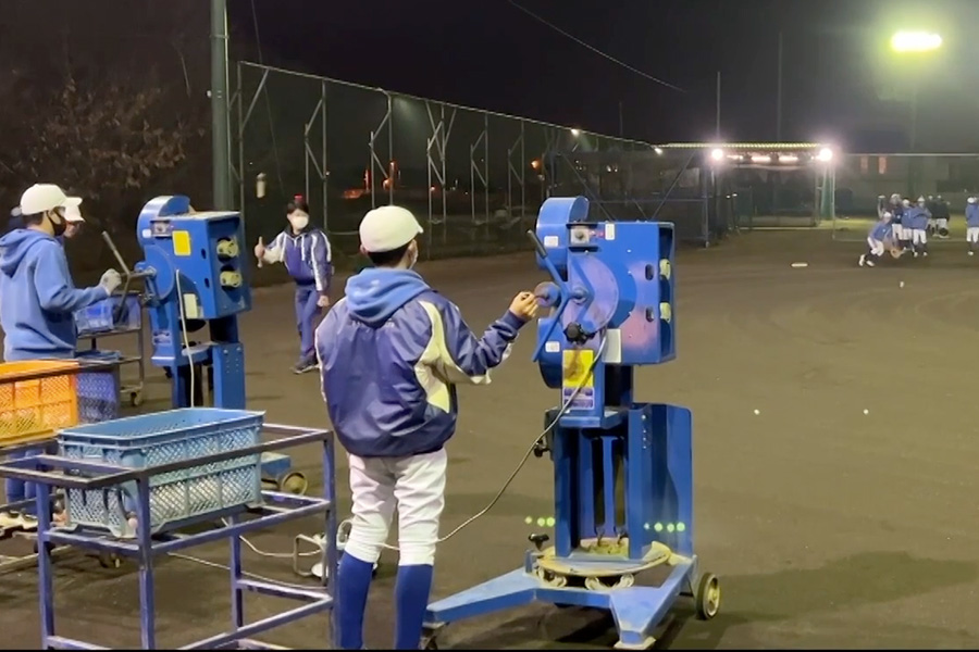 取手リトルシニアのマシンを使った守備練習の様子【写真：編集部】