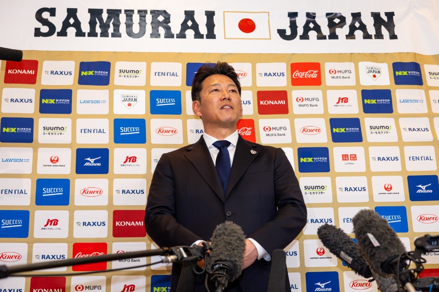取材に応じた侍ジャパン・井端弘和監督【写真：加治屋友輝】