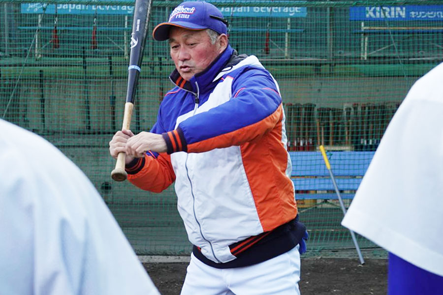 打撃指導をする神戸国際大付高・青木尚龍監督【写真：橋本健吾】