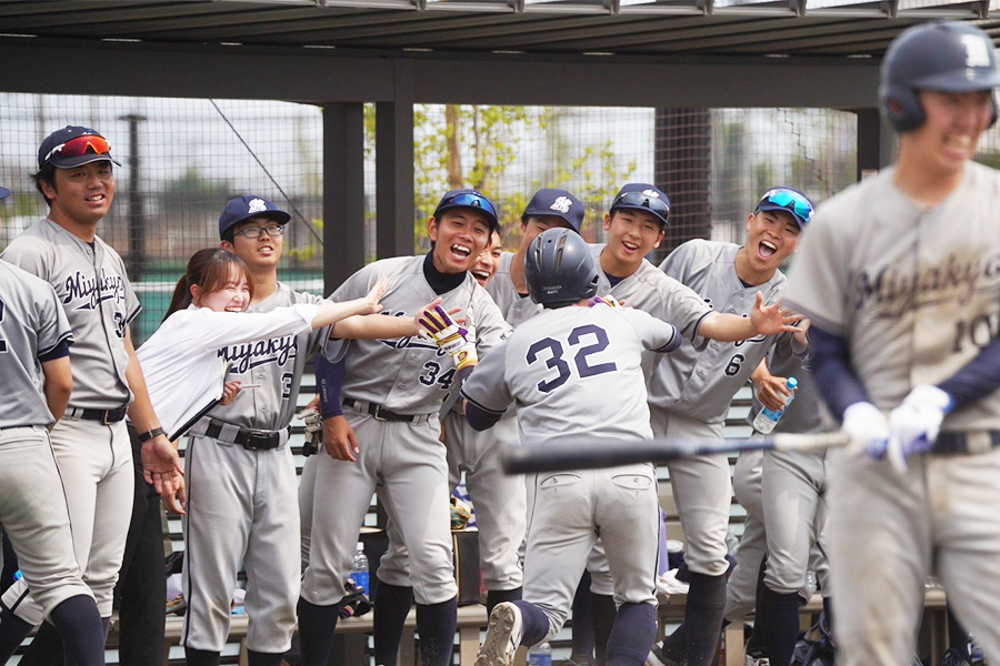 宮城教育大で指導する畠山和也氏（左端）【写真：本人提供】