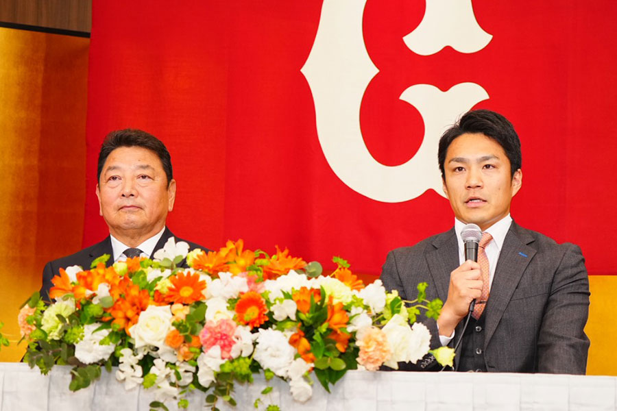巨人入団会見に出席した吉村禎章CBO（左）と則本昂大【写真：荒川祐史】