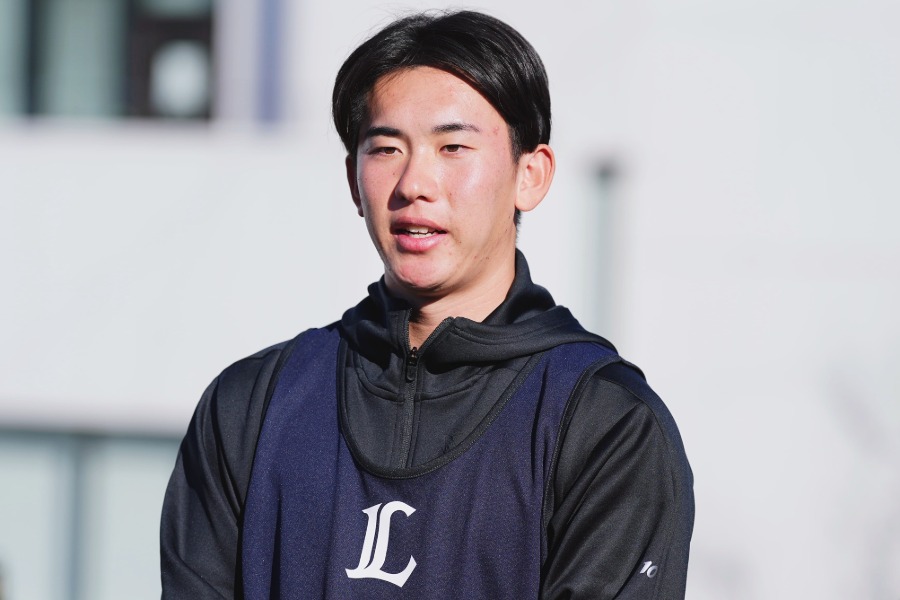 新人合同自主トレに参加する西武・小島大河【写真：小林靖】