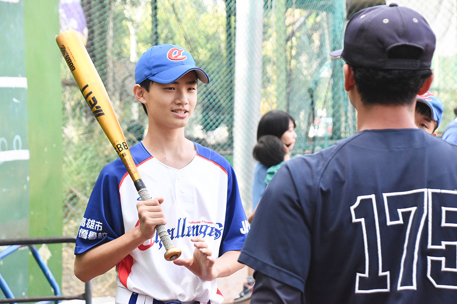 青森大・川満真に質問する高雄日本人学校・高野善哉くん【写真：川浪康太郎】