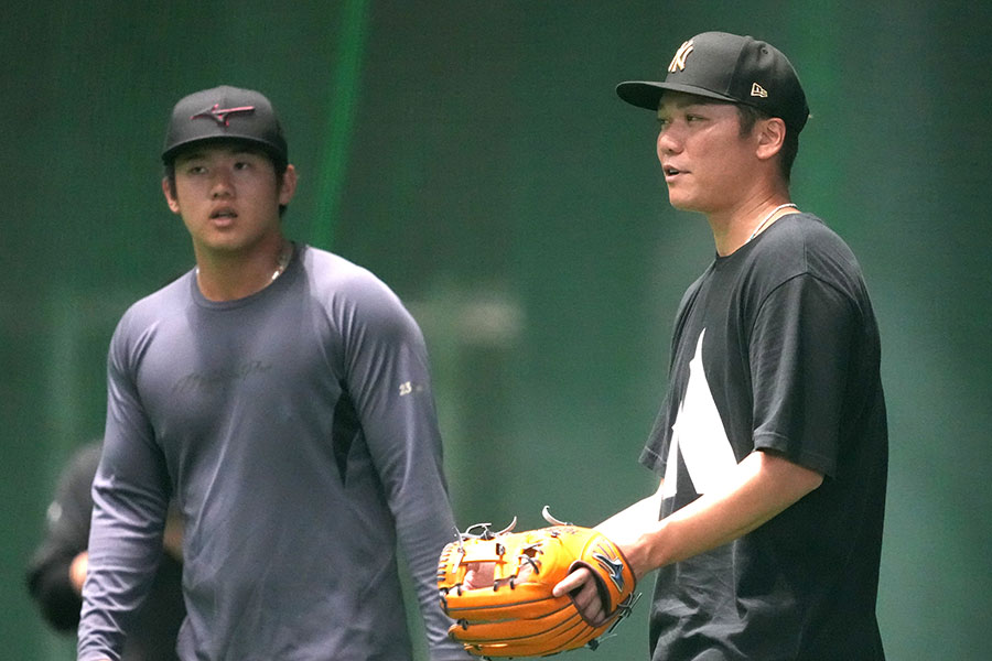 自主トレを行う巨人・石塚裕惺（左）と坂本勇人【写真提供：産経新聞社】