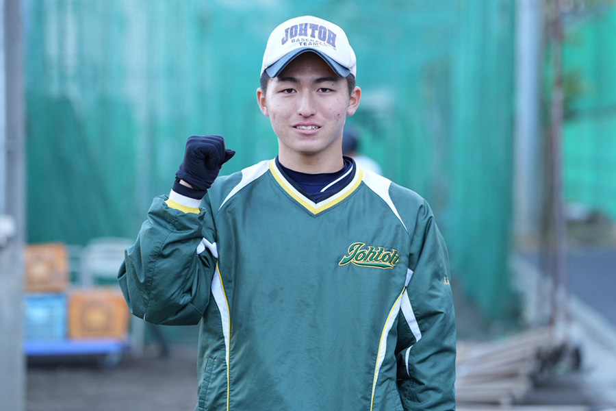 緊張の面持ちで取材に応じた城東・佐藤奏良【写真：岡部直樹】