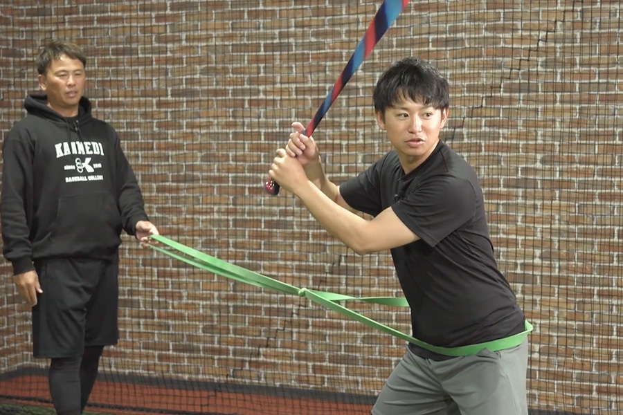 ゴムチューブトレーニングを指導する井戸伸年氏(左)【写真:編集部】