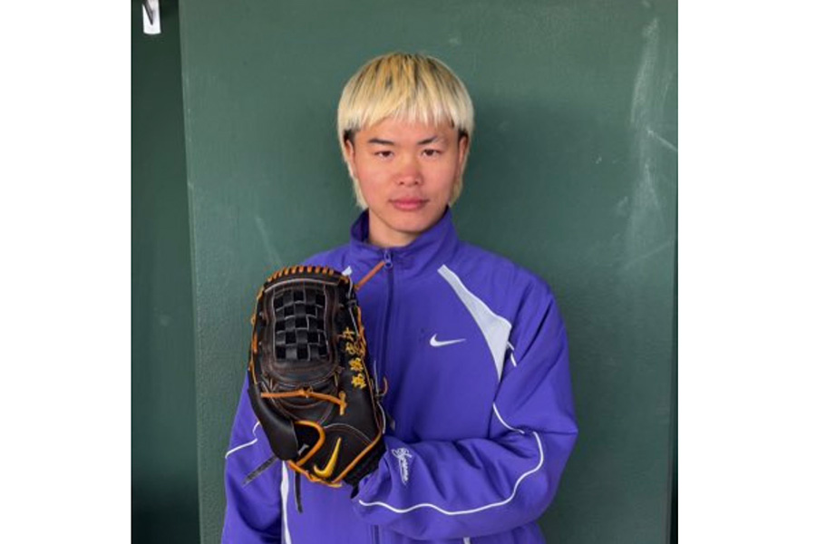 那須川天心が公開した高橋宏斗のグラブをはめた様子（写真はスクリーンショット）