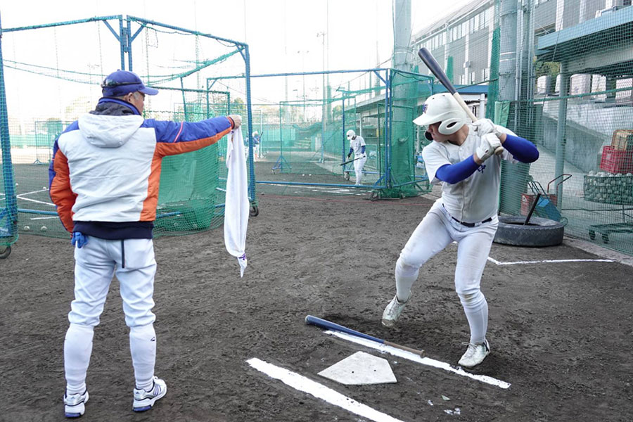 打撃練習をする神戸国際大付の選手【写真：橋本健吾】
