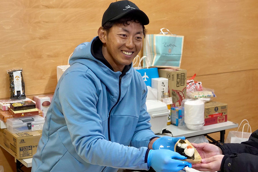 報道陣に軽食をふるまうソフトバンク・今宮健太【写真：川村虎大】