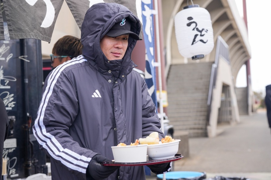 うどんを振る舞うソフトバンク・牧原大成【写真:森大樹】