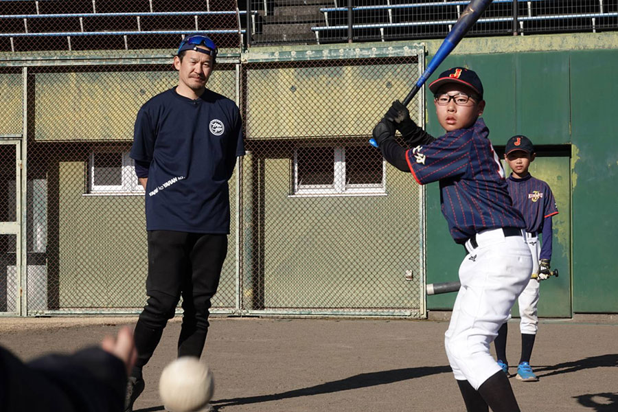 「野球・ソフトボールクリニック」で講師を務めた坂口智隆氏（左）【写真：橋本健吾】