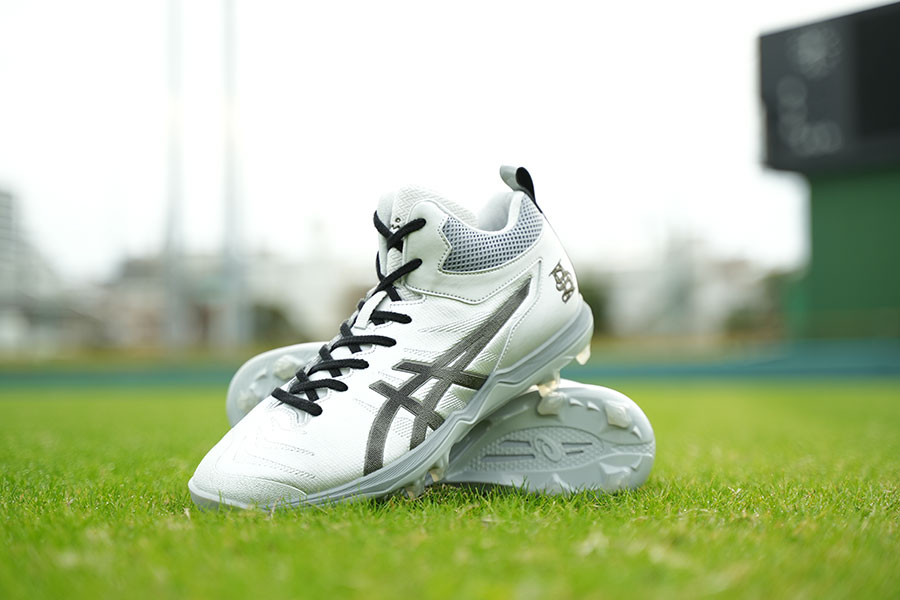 カブス・鈴木誠也が使用する「GOLDSTAGE I-PRO FANG」【写真:アシックス社提供】