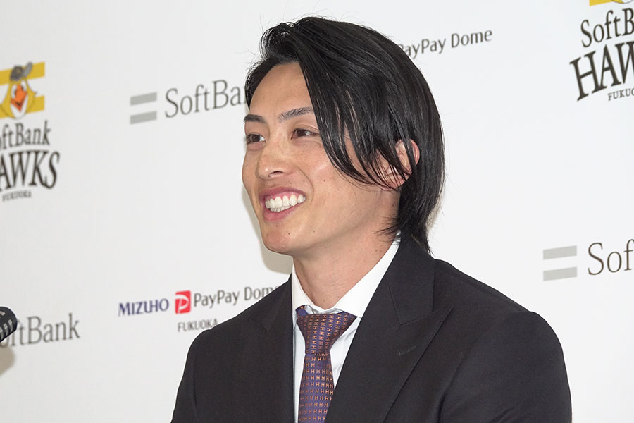 契約更改に臨んだソフトバンク・周東佑京【写真：竹村岳】