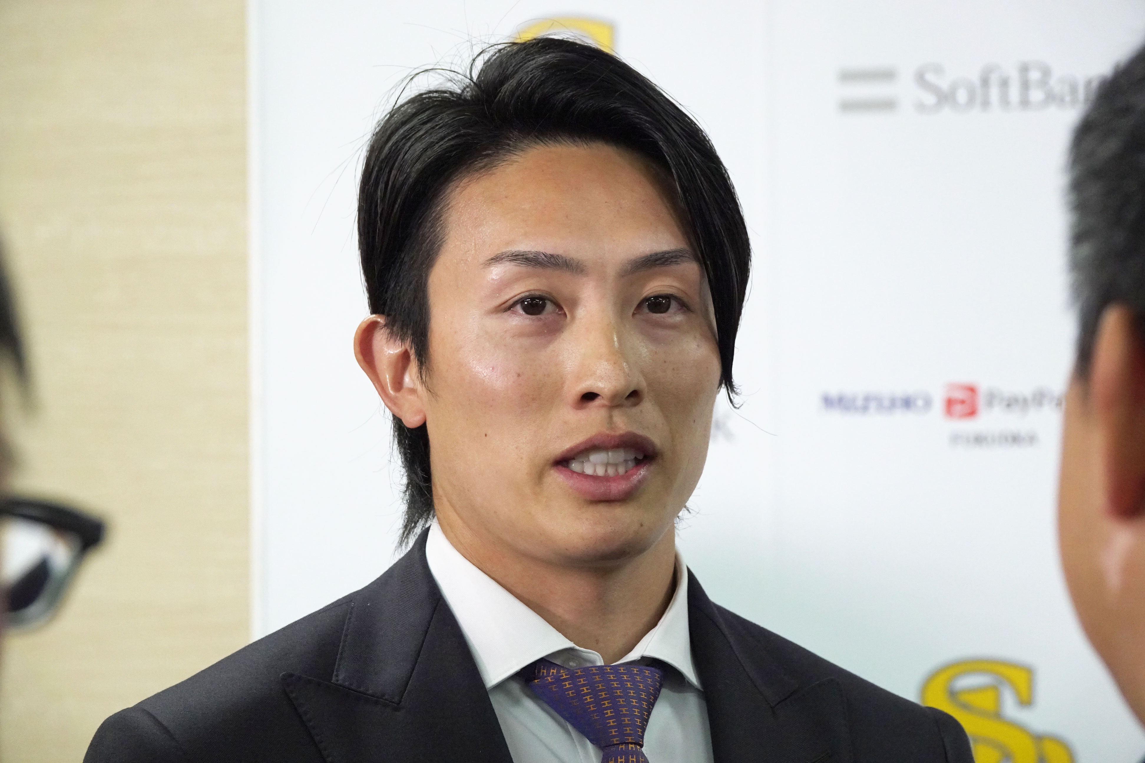 契約更改に臨んだソフトバンク・周東佑京【写真:竹村岳】