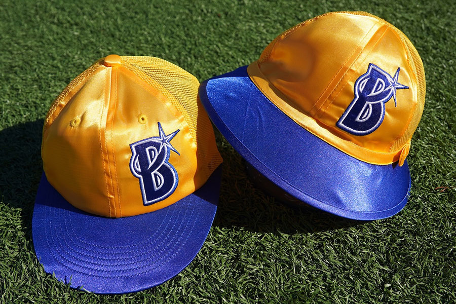 DeNAオリジナルデザインの交通安全通学用帽子【写真:球団提供】