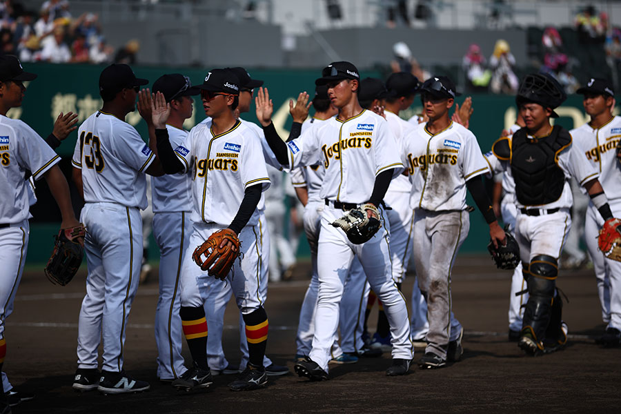 「阪神ジャガーズ」のユニホームを着用したナイン(写真は2025年シーズン)【写真:球団提供】