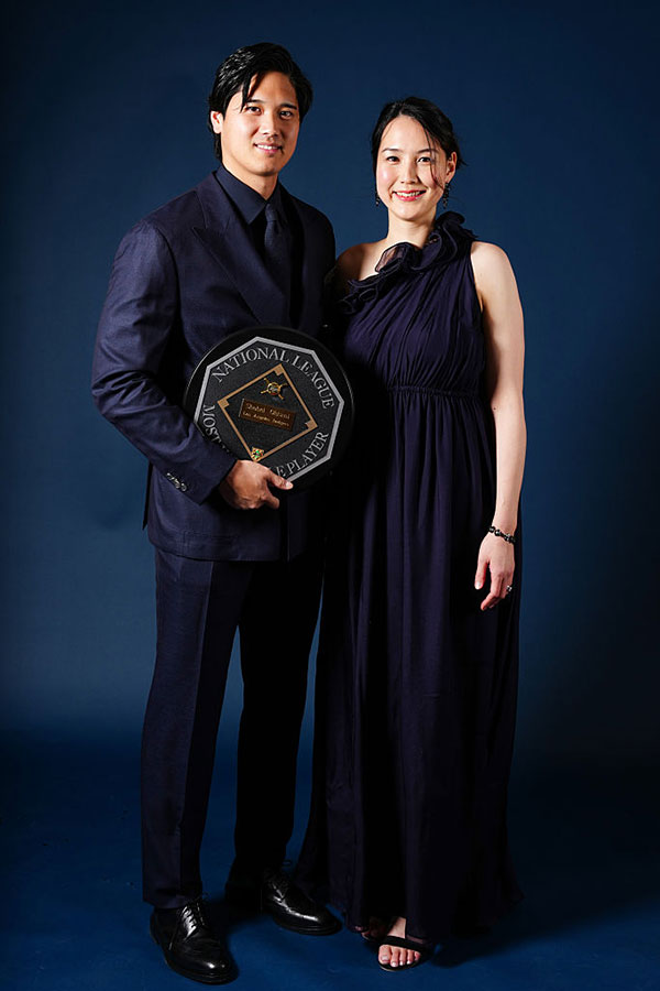 夕食会で撮影に臨んだドジャース・大谷翔平（左）と真美子夫人【写真：Getty Images】