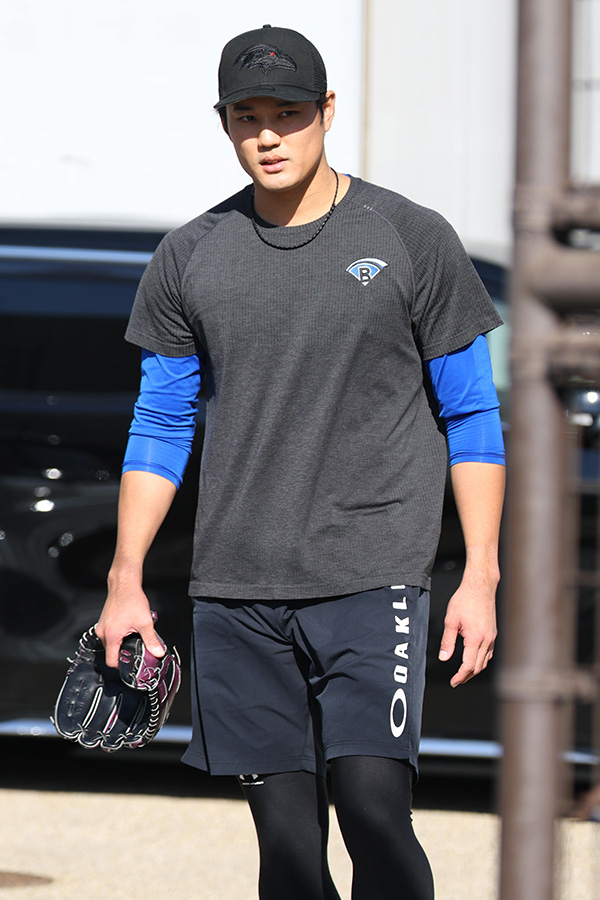 レイブンズのキャップを被るDeNA・藤浪晋太郎【写真提供：産経新聞社】