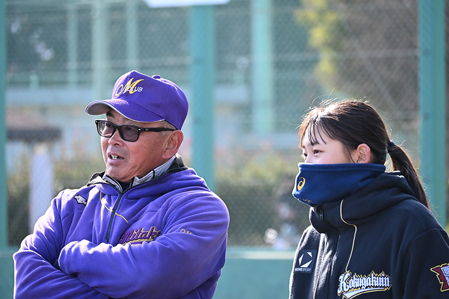 グラウンド内を動き回り頻繁に会話を交わす尾美監督【写真:吉田三鈴】