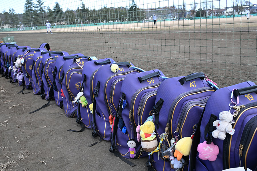 選手たちの野球道具や個人の持ち物が整然と並べられている【写真:吉田三鈴】