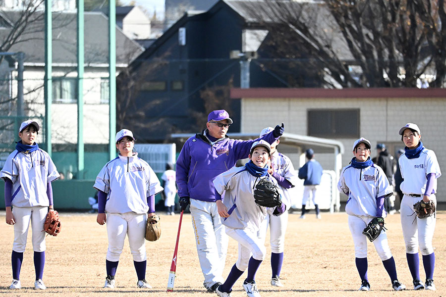 尾美一郎監督(中央)と三鷹クラブWナイン【写真:吉田三鈴】