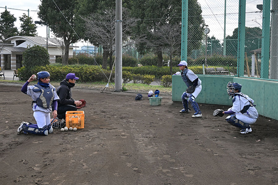 三鷹クラブWの捕手練習の様子【写真：吉田三鈴】