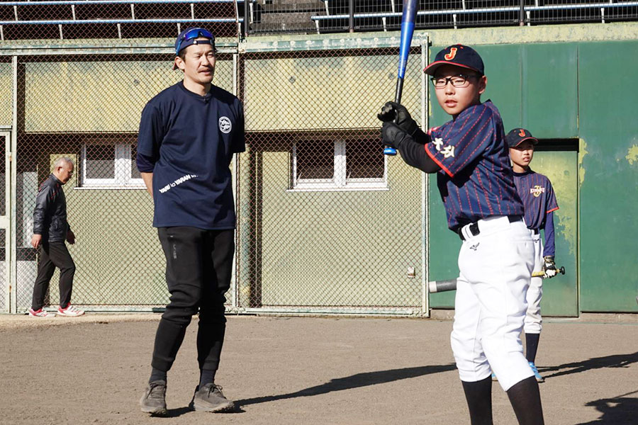 「野球・ソフトボールクリニック」で講師を務めた坂口智隆氏（左）【写真：橋本健吾】