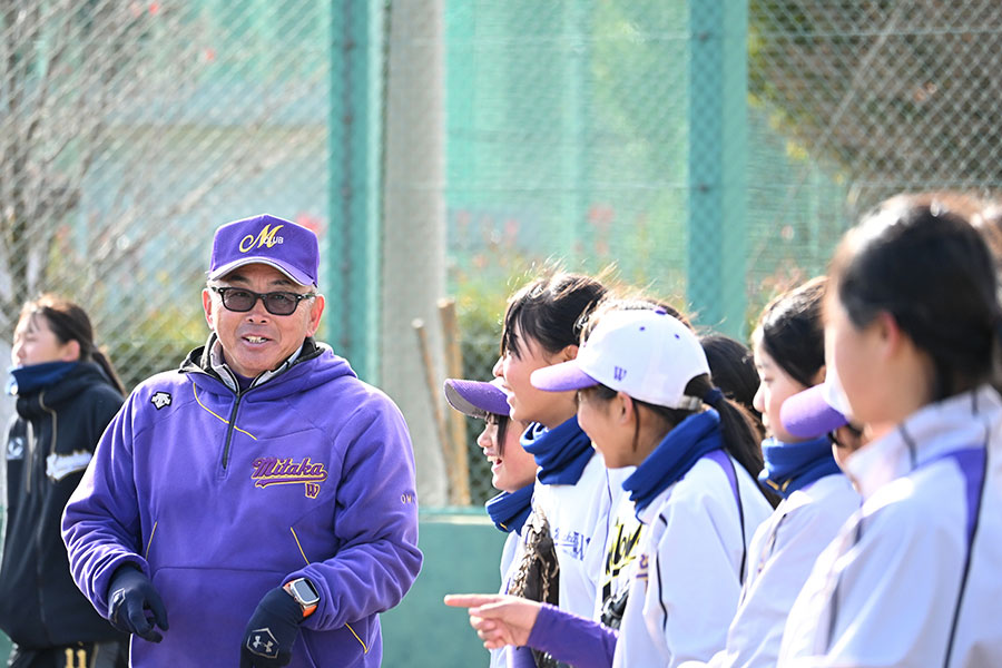 三鷹クラブWの選手たちと尾美一郎監督（左）【写真：吉田三鈴】