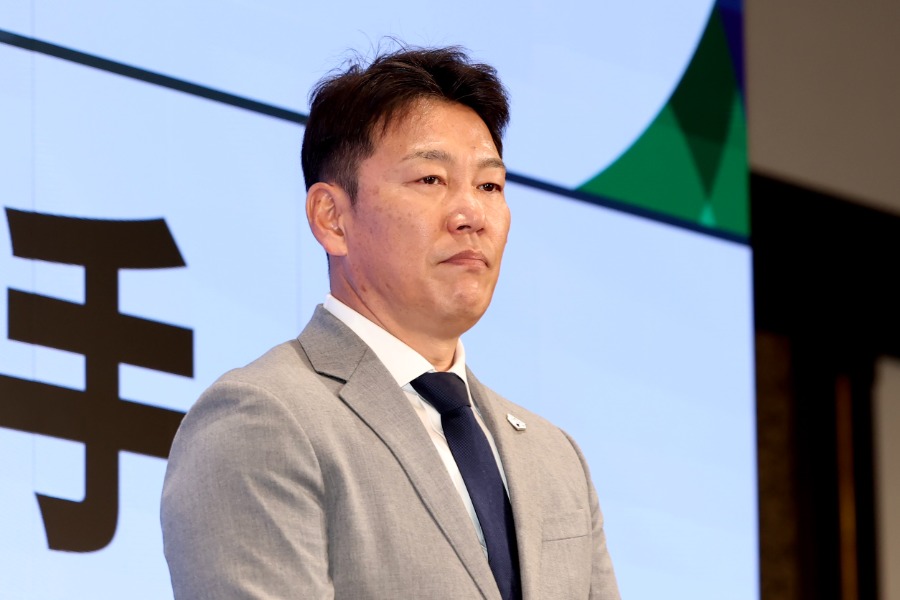 取材に応じた侍ジャパン・井端弘和監督【写真:加治屋友輝】