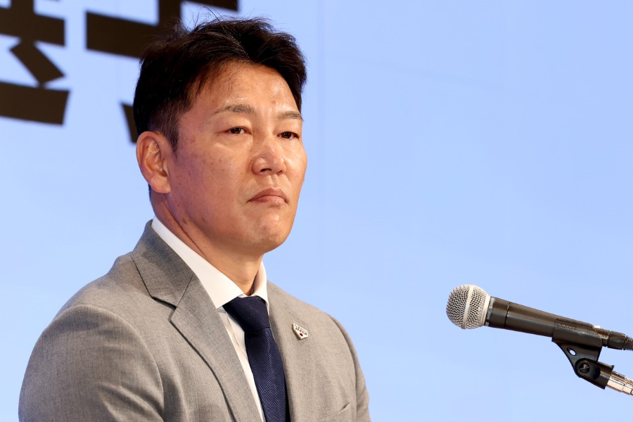 取材に応じた侍ジャパン・井端弘和監督【写真：加治屋友輝】