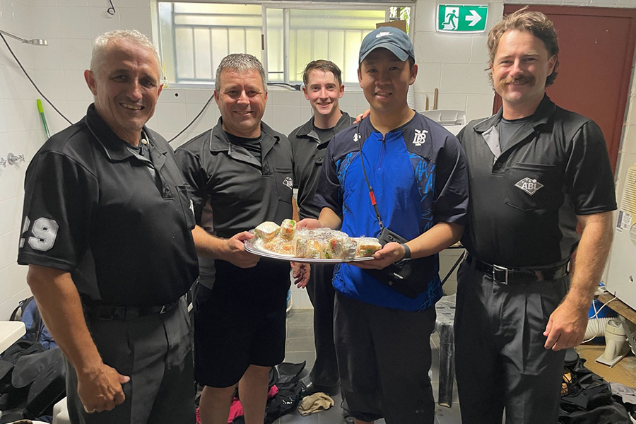 審判団と撮影するDOCK料理長を務める伊藤直樹シェフ【写真：球団提供】