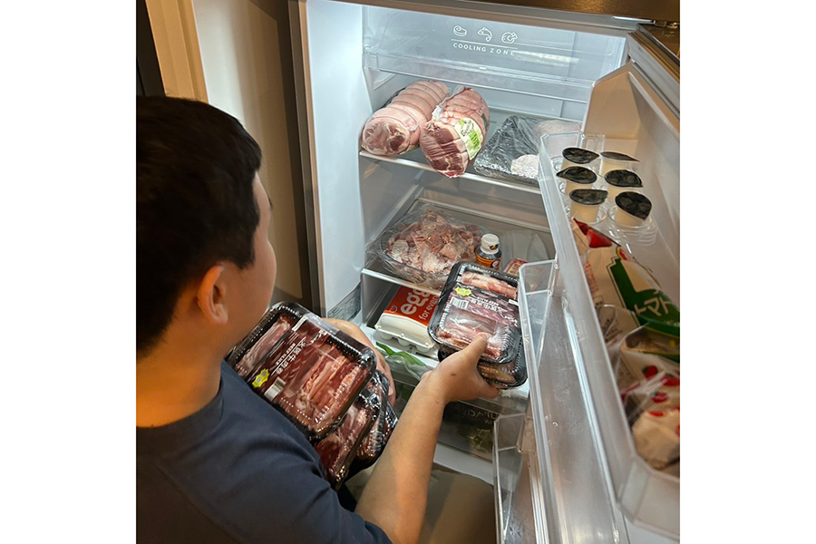 伊藤シェフが購入した食材の入った冷蔵庫の様子【写真：球団提供】