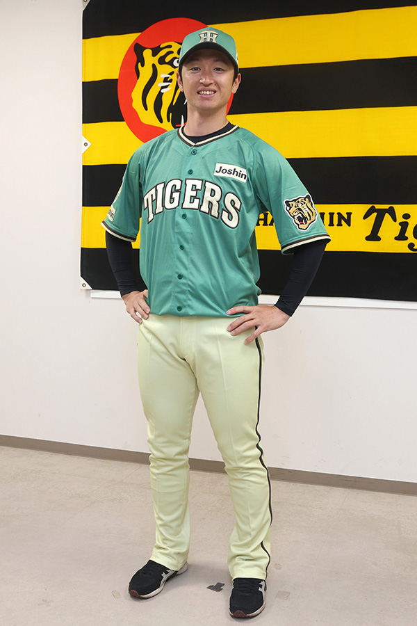 新ユニホームを披露した阪神・近本光司【写真提供:産経新聞社】