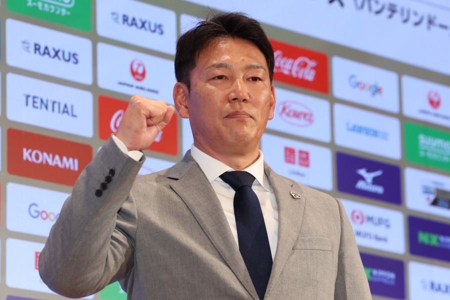 取材に応じる侍ジャパン・井端弘和監督【写真：加治屋友輝】