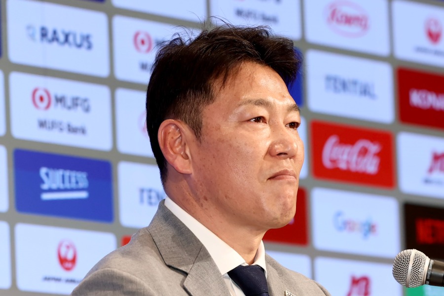 取材に応じた侍ジャパン・井端弘和監督【写真：加治屋友輝】