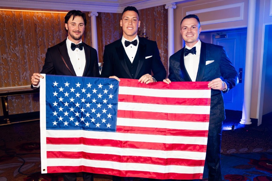 米国の国旗を持つポール・スキーンズ、アーロン・ジャッジ、タリク・スクーバル（左から）（写真はスクリーンショット）