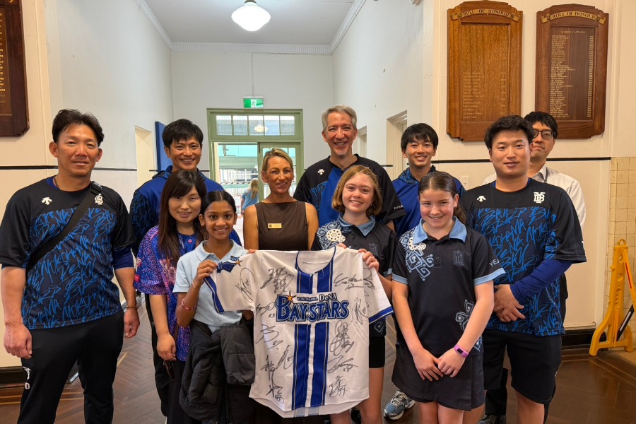 豪州の子どもたちと記念撮影をする様子【写真：球団提供】