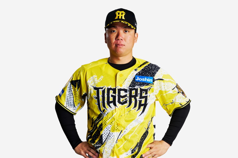 ウル虎の夏 2026の限定ユニホームを着る村上頌樹【写真：球団提供】