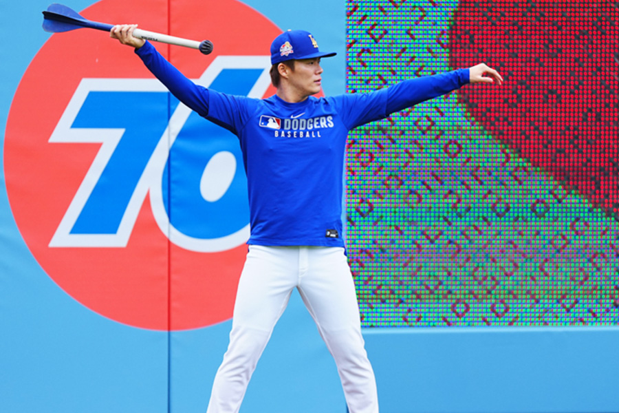 「フレーチャ」を使い練習するドジャース・山本由伸【写真：荒川祐史】