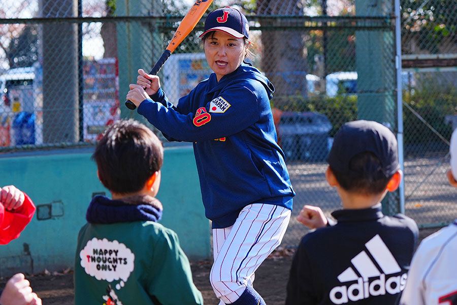 打撃を実演する侍ジャパン女子・中島梨紗監督【写真:主催者提供】