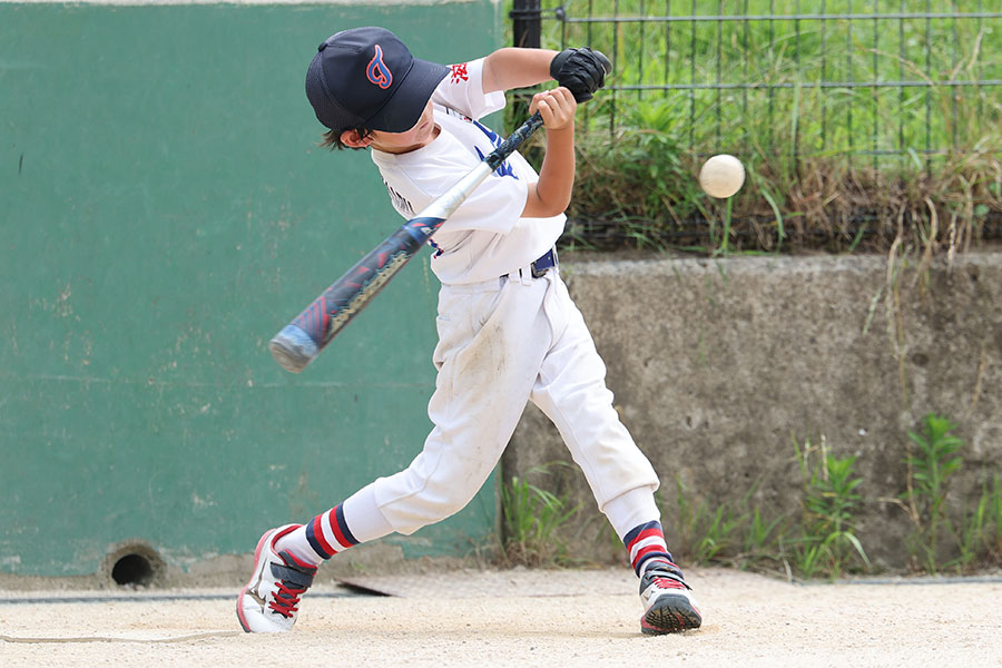 打球を飛ばせるようになる“軸足の膝の使い方”とは(写真はイメージ)