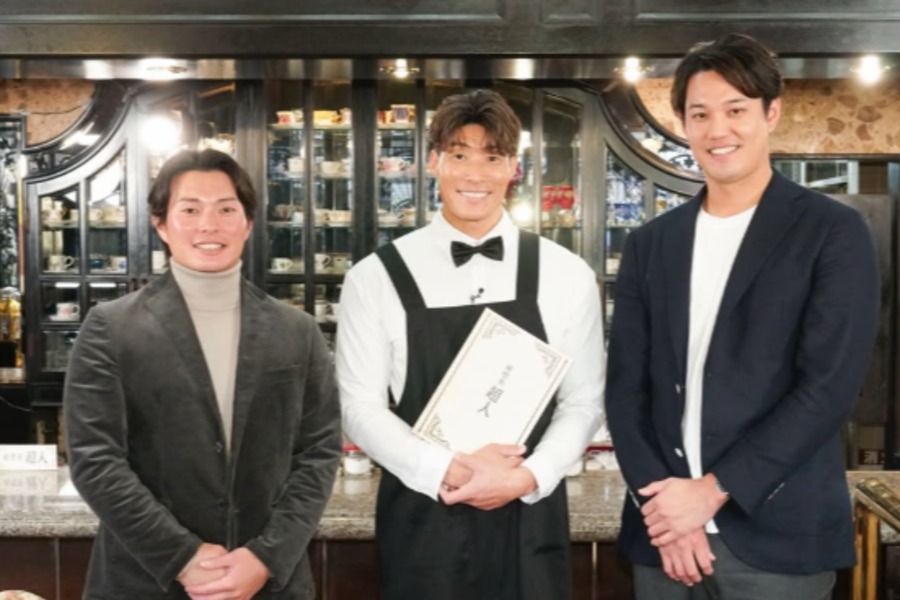 糸井嘉男氏（真ん中）が公開した藤浪晋太郎（右）、北條史也との記念2ショット（写真はスクリーンショット）